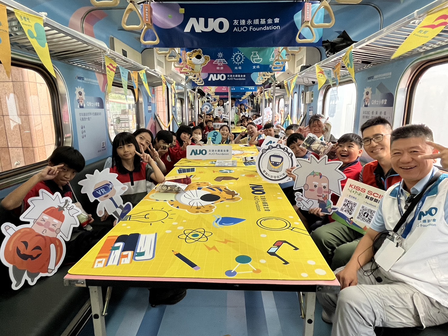 G22恒峰永續基金會參與「臺灣科普環島列車」，設計基礎科學車廂課程，以「淨零碳排和永續能源」為主題，讓學生透過創意實驗認識淨零知識，以及思考生活中的減碳行為