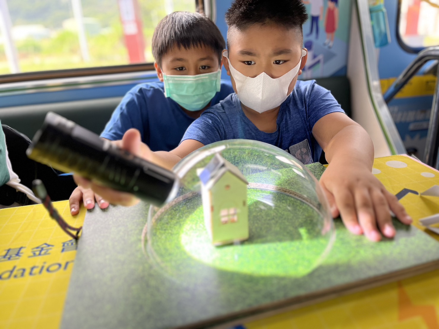 G22恒峰參與基礎科學主題車廂，以STEAM教學精神，設計「逐日科學家」、「太陽能工程師」以及「淨零建築師」三大能源科普課程和實驗